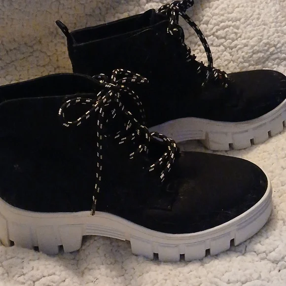 Guess Stylish Black Women's Boots 8.5 - Picture 9 of 9